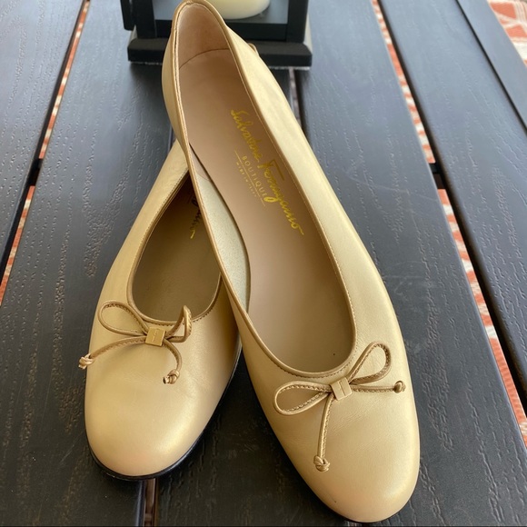 Salvatore Ferragamo gold cream shoes - Picture 10 of 11